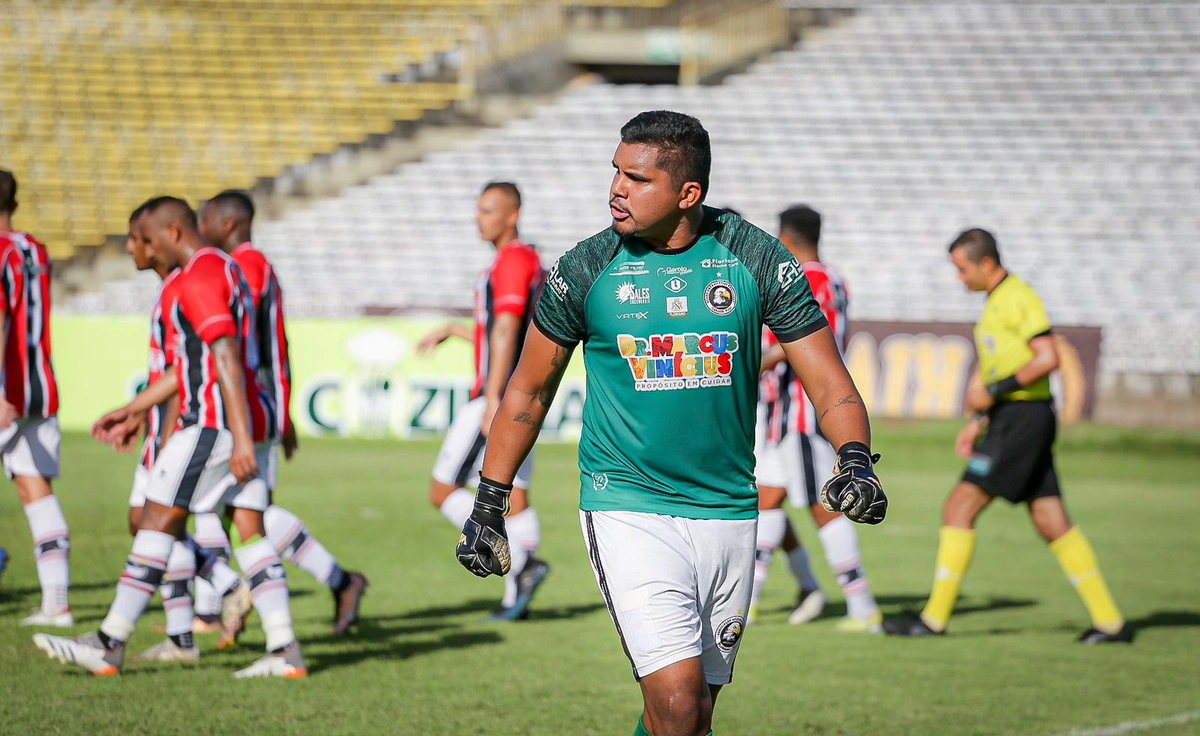 Goleiro Matheus reclamando com a defesa do Corisabbá