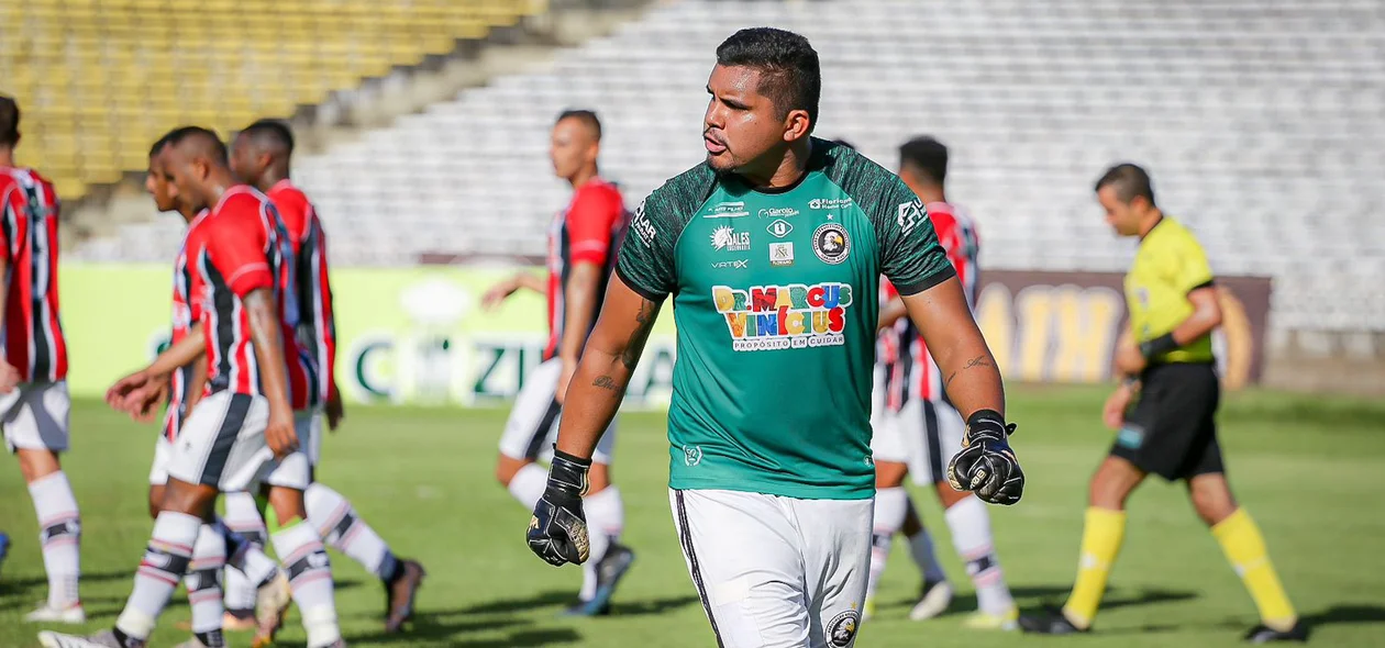 Goleiro Matheus reclamando com a defesa do Corisabbá