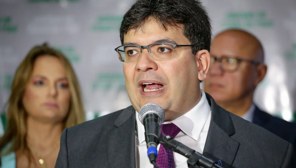 Governador Rafael Fonteles durante coletiva na Alepi