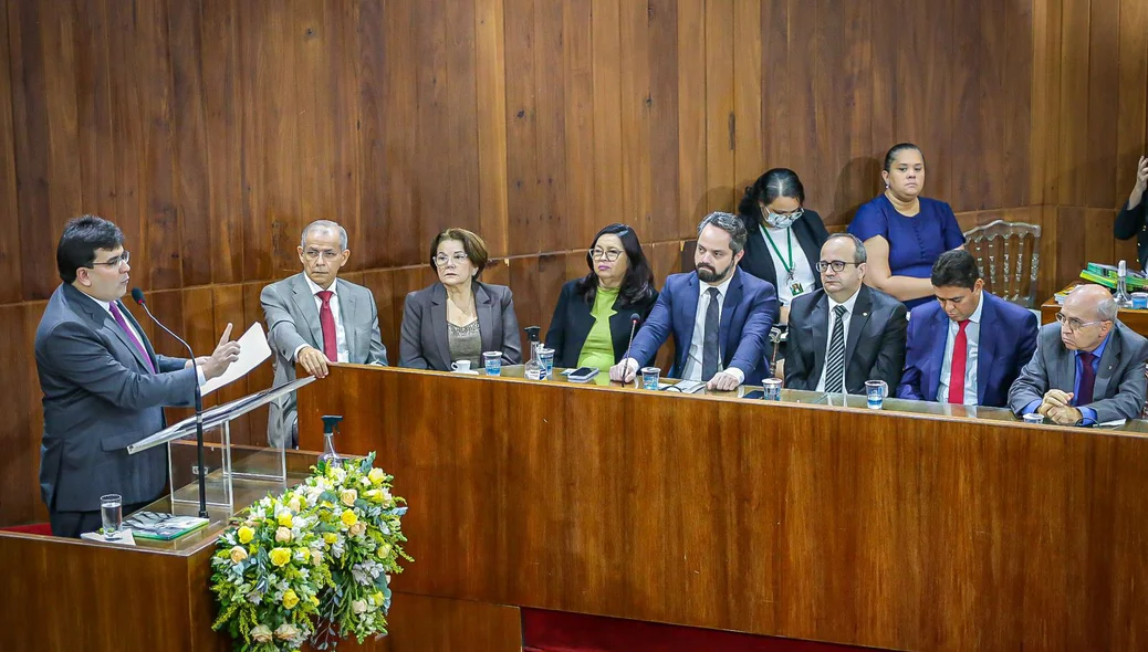 Governador Rafael Fonteles lendo a Mensagem Anual