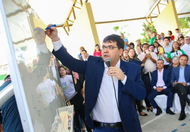 Governador Rafael Fonteles ministra aula na abertura do ano letivo no Piauí