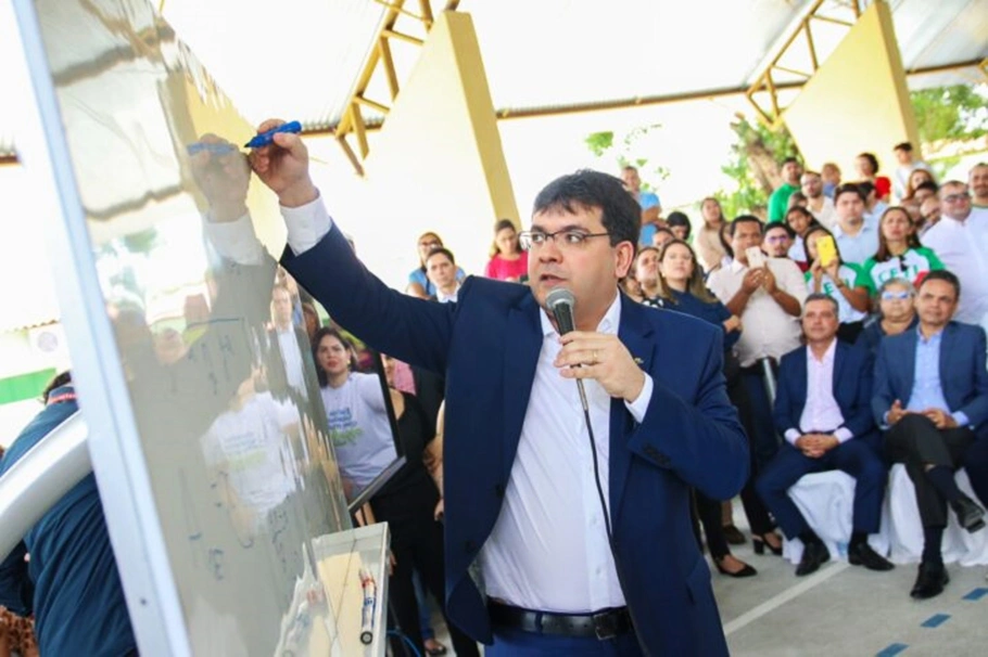 Governador Rafael Fonteles ministra aula na abertura do ano letivo no Piauí