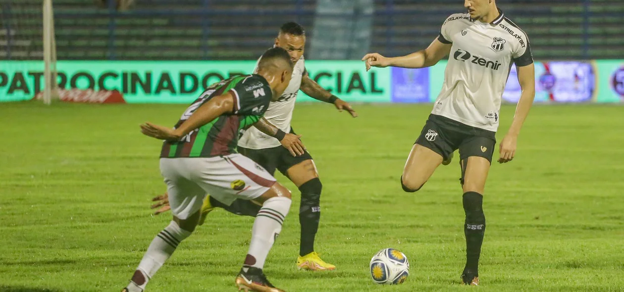 Guilherme Castilho (Ceará) na condução da bola