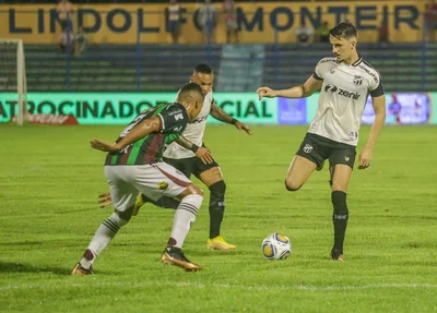 Guilherme Castilho (Ceará) na condução da bola