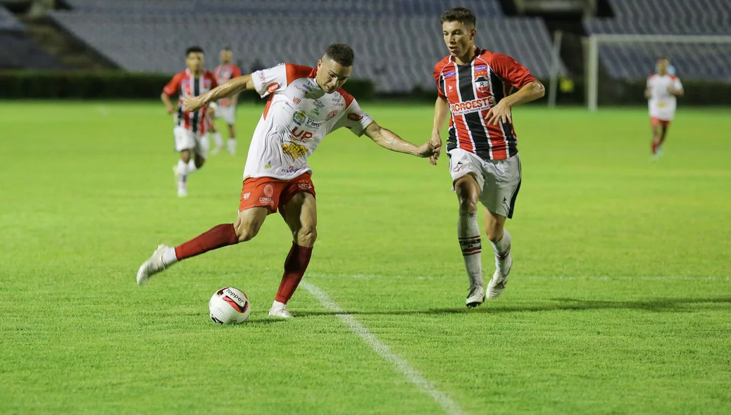 Ítalo Pica-Pau do 4 de Julho tentando cruzamento