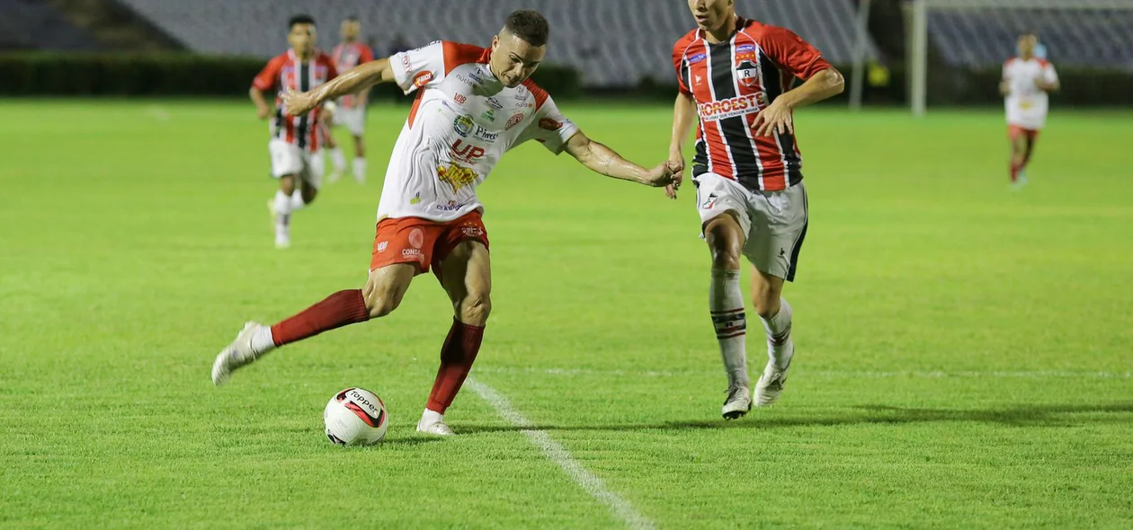 Ítalo Pica-Pau do 4 de Julho tentando cruzamento