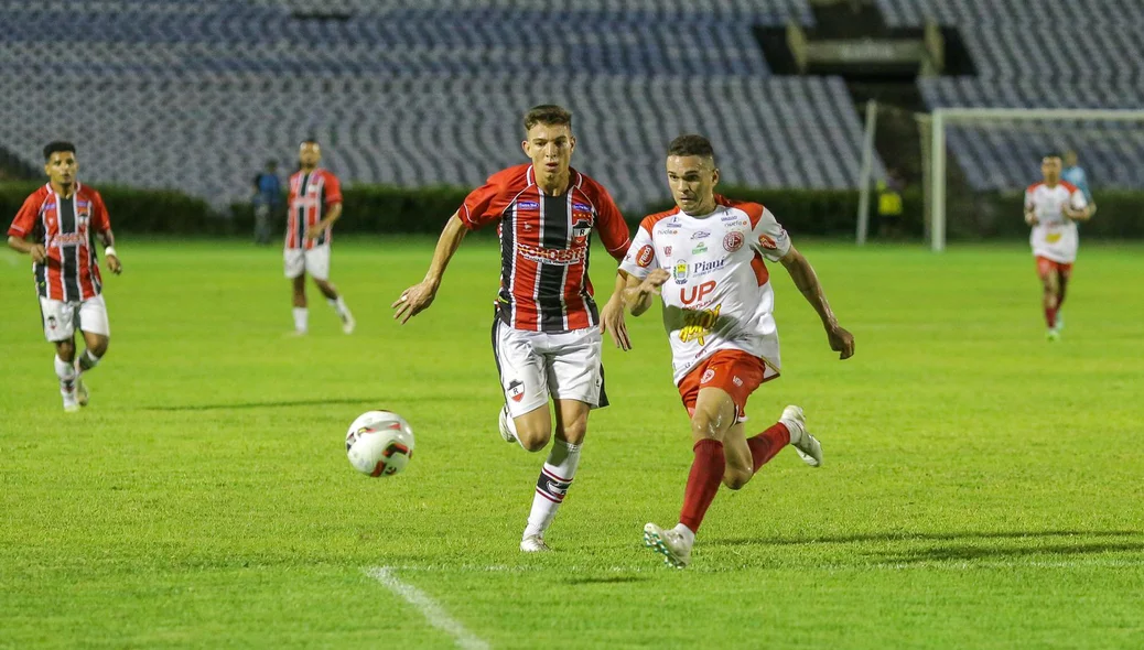 Ítalo Pica-Pau e Josué na disputa da bola