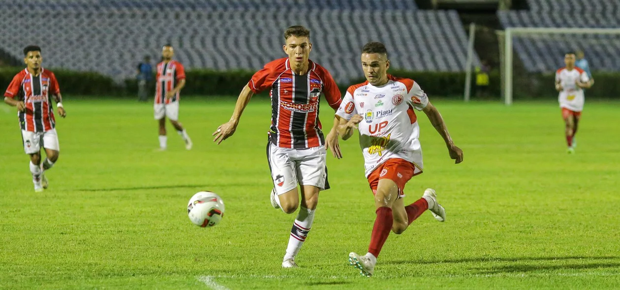Ítalo Pica-Pau e Josué na disputa da bola