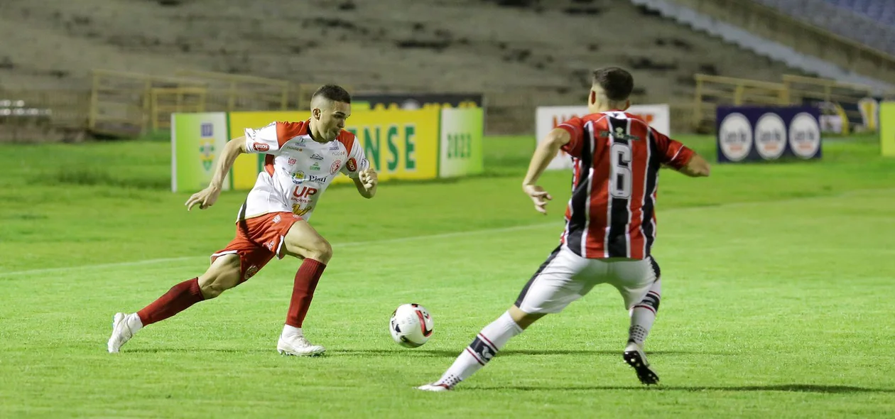 Ítalo Pica-Pau tentando o ataque