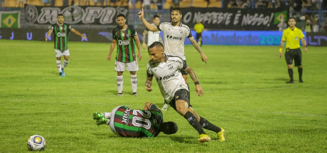 Janderson, atacante do Ceará, na saída de bola