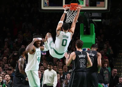 Jayson Tatum anotando enterrada contra o Brooklyn Nets