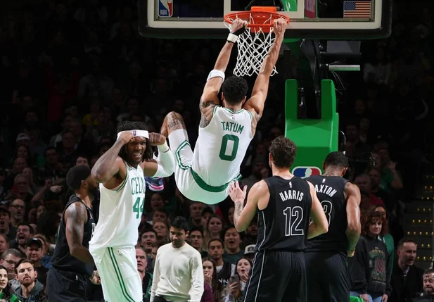 Jayson Tatum anotando enterrada contra o Brooklyn Nets