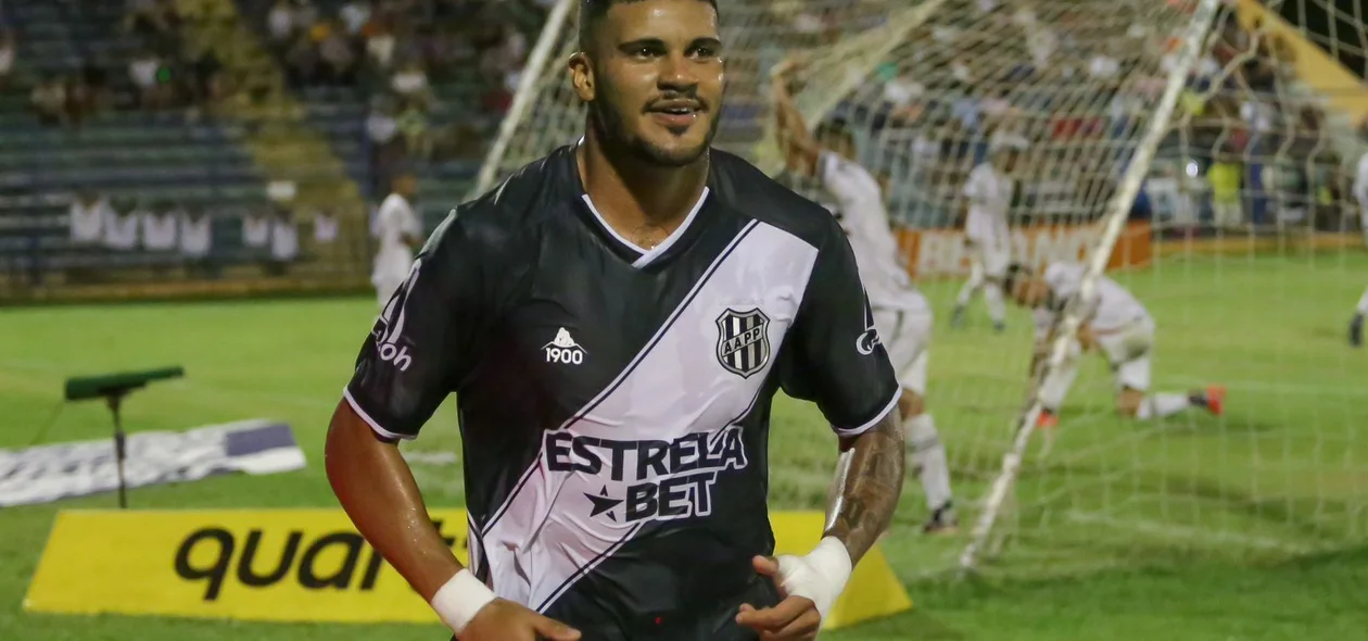 Jeh, da Ponte Preta comemorando gol contra o Fluminense-PI