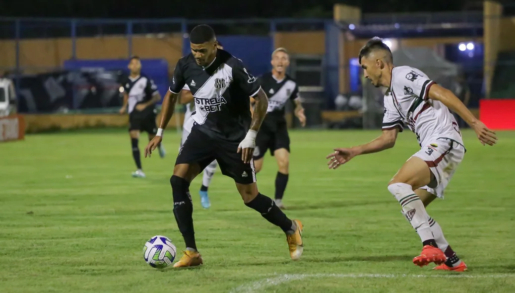 Jeh (Ponte Preta) buscando o ataque e Lucão (Fluminense-PI) na marcação