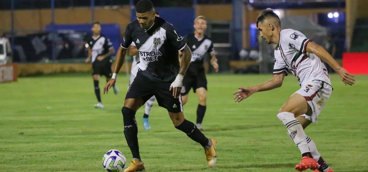 Jeh (Ponte Preta) buscando o ataque e Lucão (Fluminense-PI) na marcação
