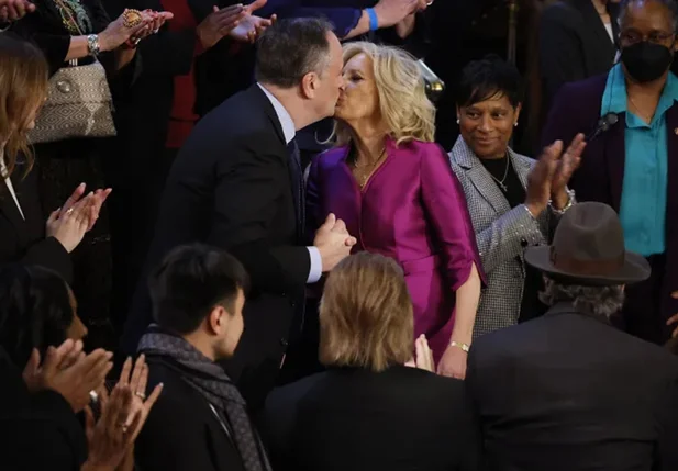 Jill Biden e marido de Kamala Harris dão selinho durante evento nos EUA