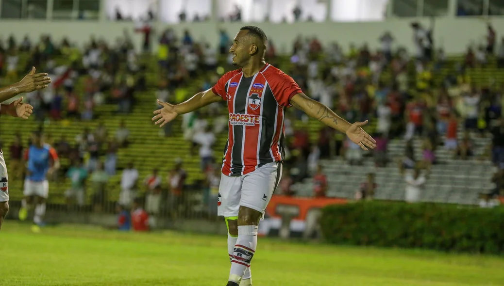 Jogador Júnior Mandacarú comemorando gol