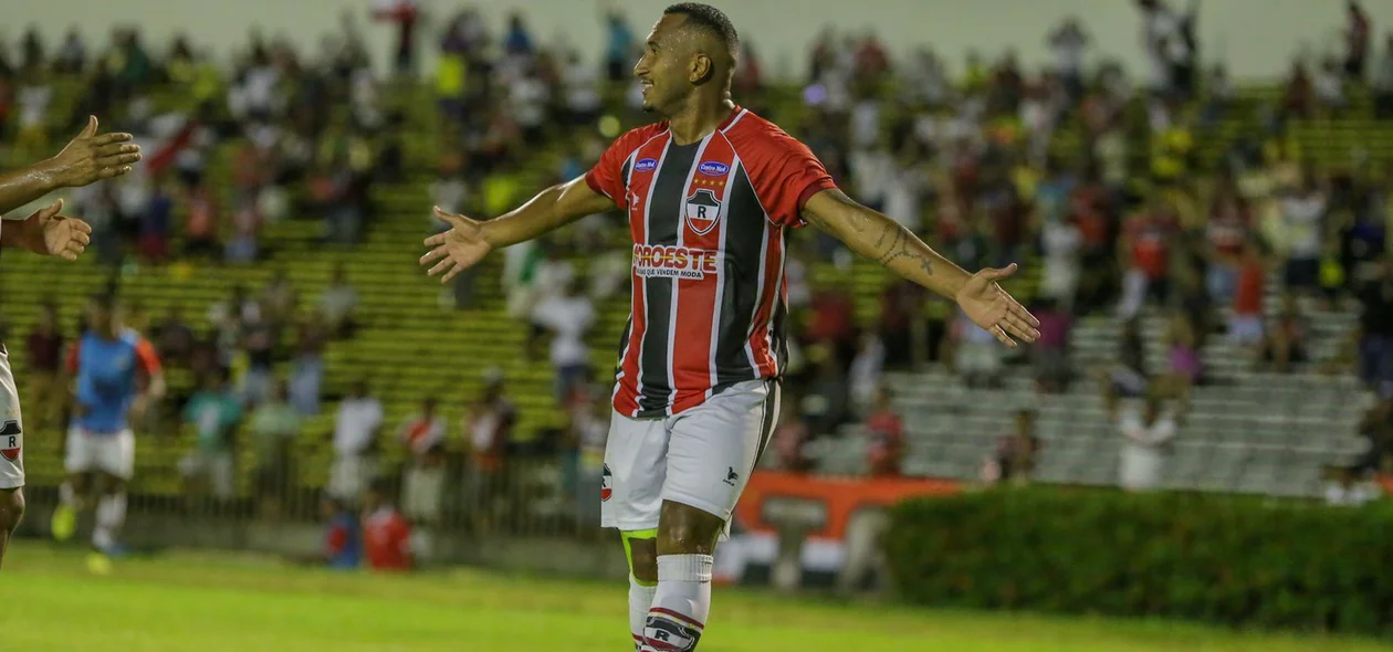Jogador Júnior Mandacarú comemorando gol