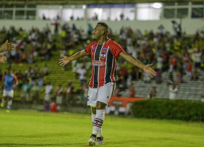 Jogador Júnior Mandacarú comemorando gol