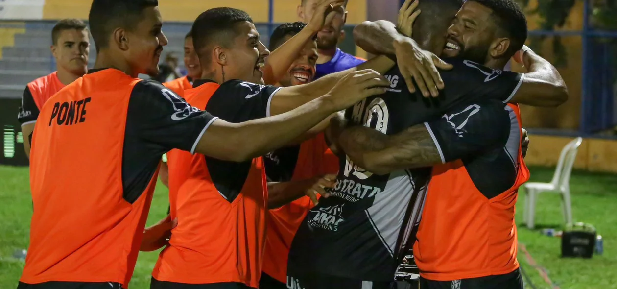 Jogadores da Ponte Preta comemorando gol contra o Flu-PI