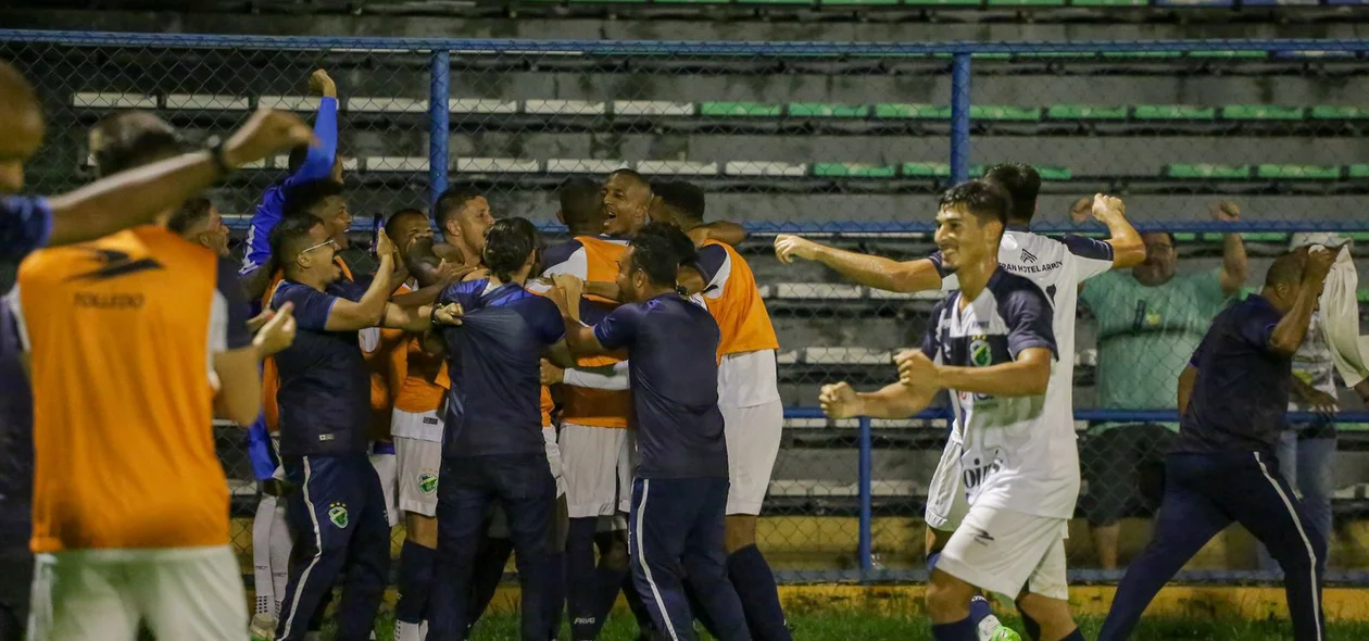 Jogadores do Altos comemorando gol contra River