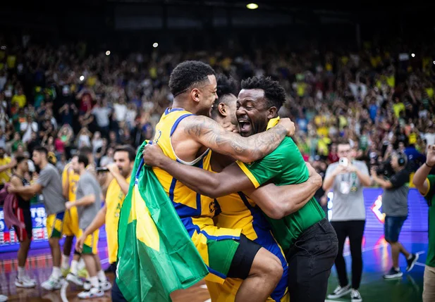 Jogadores do Brasil comemoram classificação para Mundial de Basquete