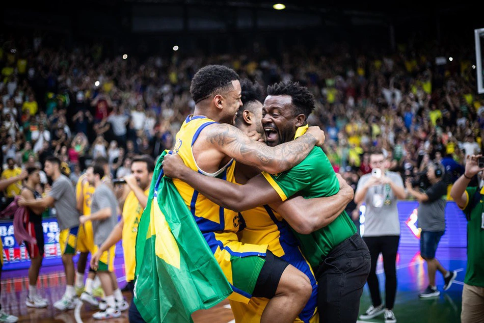 Jogadores do Brasil comemoram classificação para Mundial de Basquete
