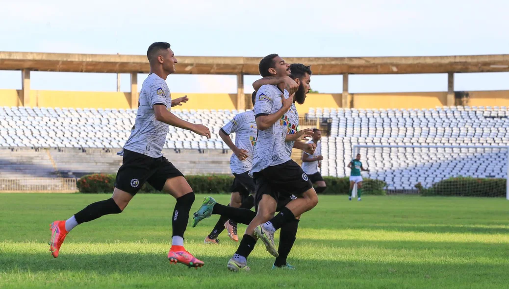 Jogadores do Corisabbá comemoram gol de empate