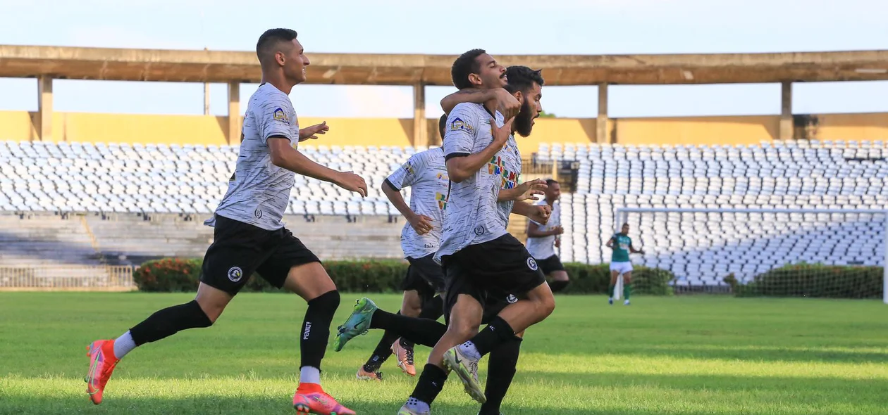 Jogadores do Corisabbá comemoram gol de empate