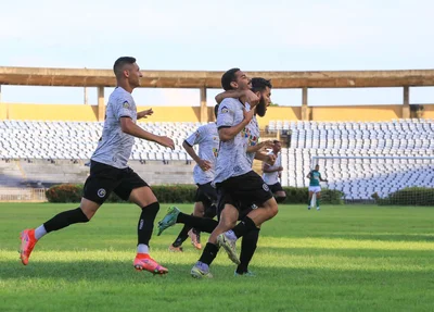 Jogadores do Corisabbá comemoram gol de empate