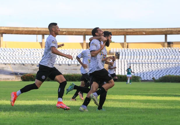 Jogadores do Corisabbá comemoram gol de empate