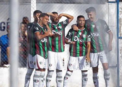 Jogadores do Fluminense-PI comemoram gol marcado por Pio