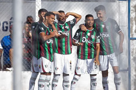 Jogadores do Fluminense-PI comemoram gol marcado por Pio