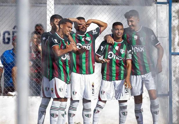 Jogadores do Fluminense-PI comemoram gol marcado por Pio