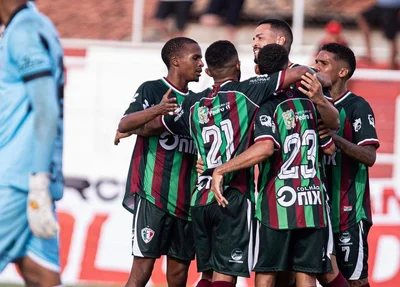 Jogadores do Fluminense-PI comemoram vitória contra 4 de Julho