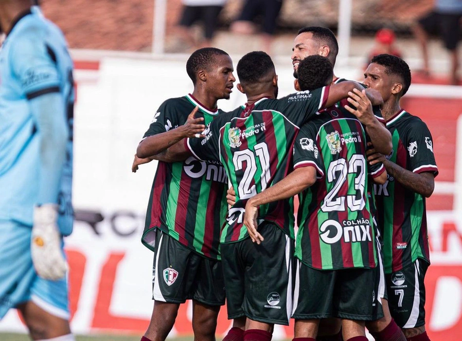 Jogadores do Fluminense-PI comemoram vitória contra 4 de Julho