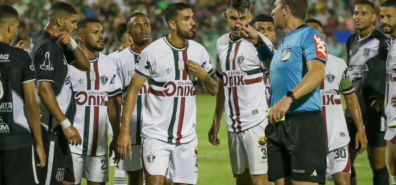 Jogadores do Fluminense-PI reclamando com a arbitragem