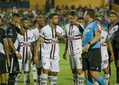 Jogadores do Fluminense-PI reclamando com a arbitragem