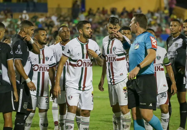 Jogadores do Fluminense-PI reclamando com a arbitragem