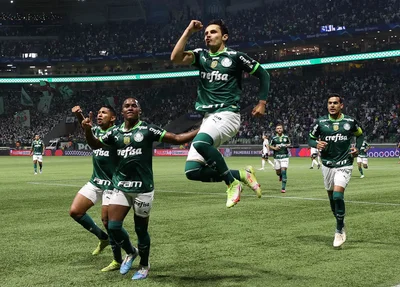 Jogadores do Palmeiras comemorando gol diante da Inter de Limeira pelo Paulistão