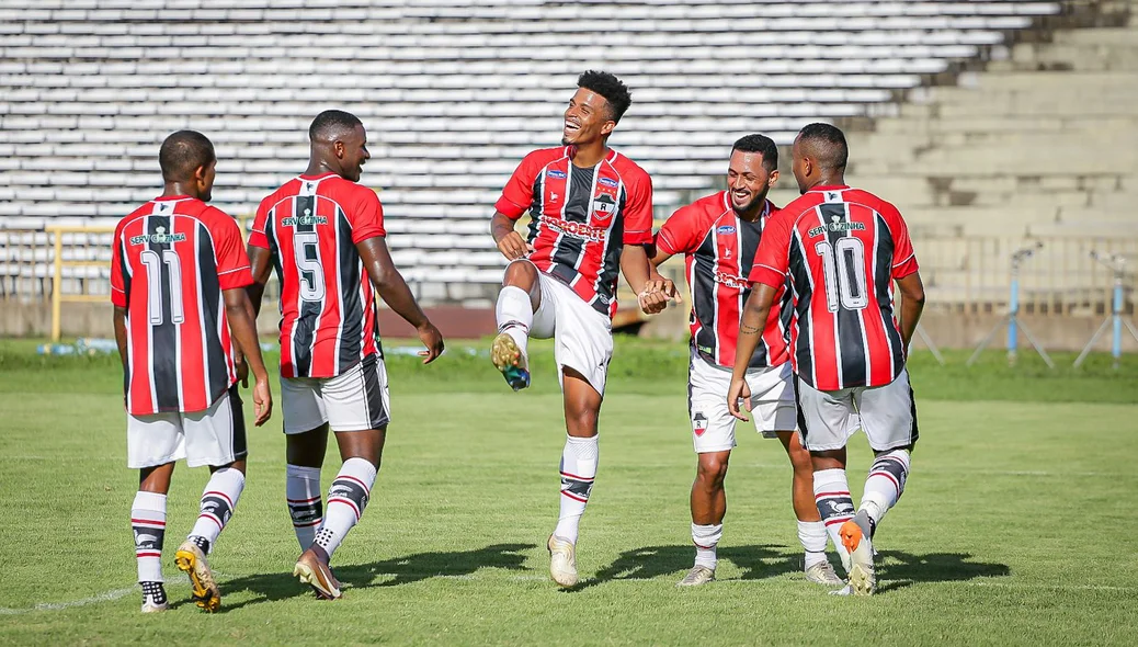 Jogadores do River comemorando gol sobre o Corisabbá