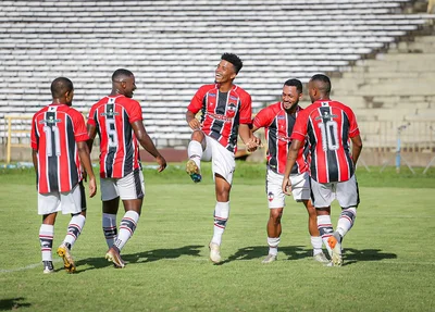 Jogadores do River comemorando gol sobre o Corisabbá