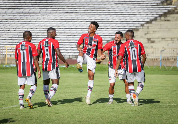 Jogadores do River comemorando gol sobre o Corisabbá