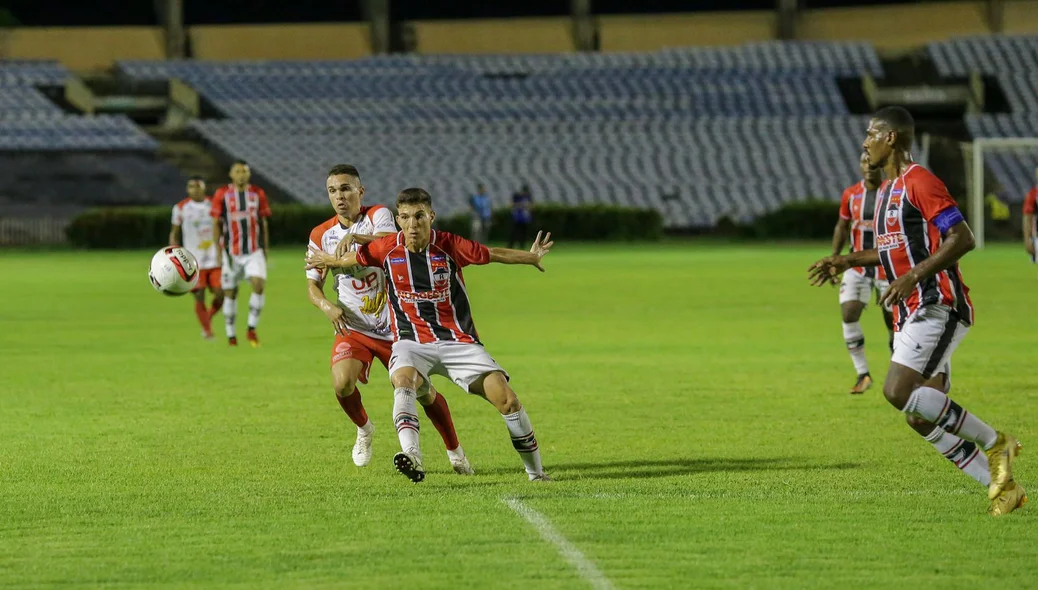 Josué e Ítalo Pica-Pau na disputa da bola