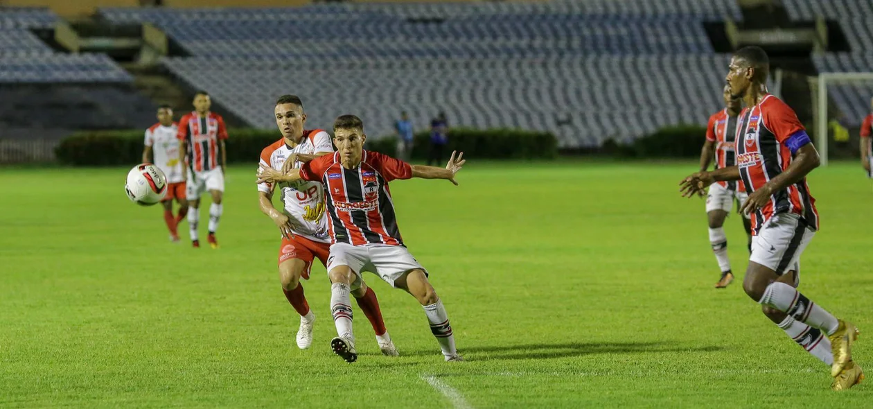 Josué e Ítalo Pica-Pau na disputa da bola