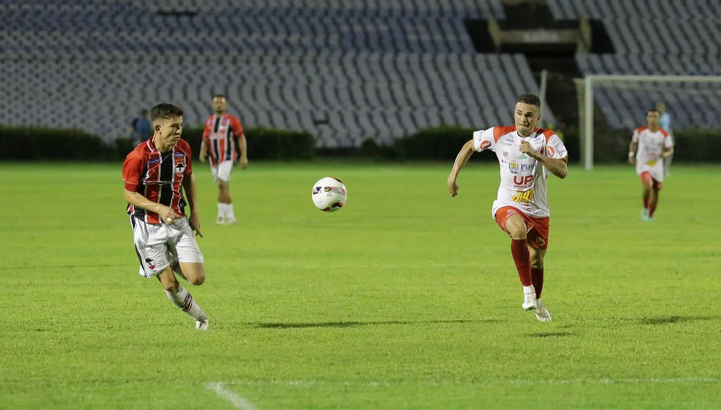Josué e Ítalo Pica-Pau na disputa da bola