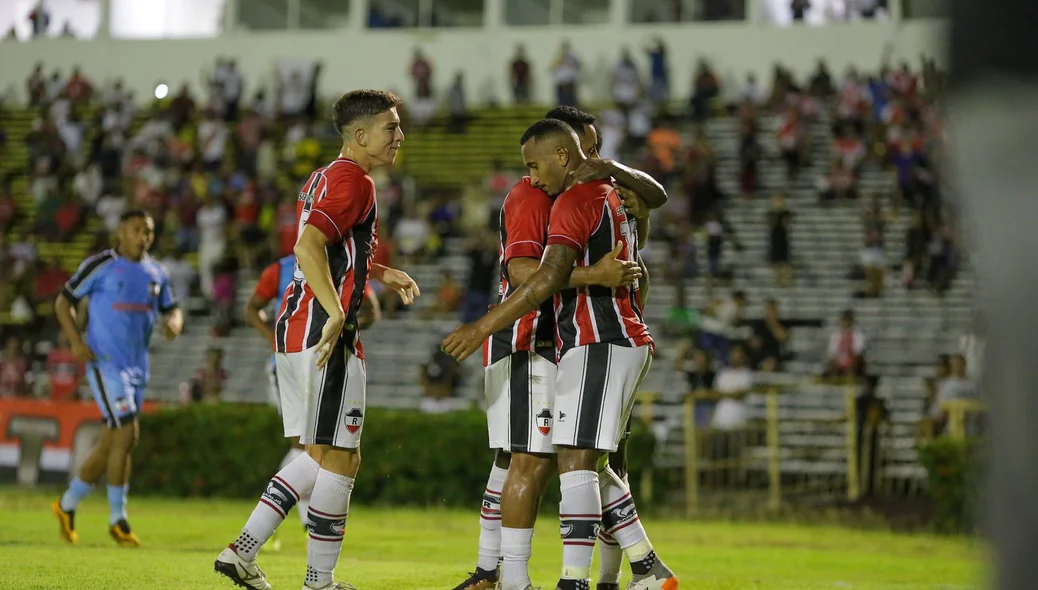 Josué, Jú Alagoano e Júnior Mandacarú comemorando gol do River