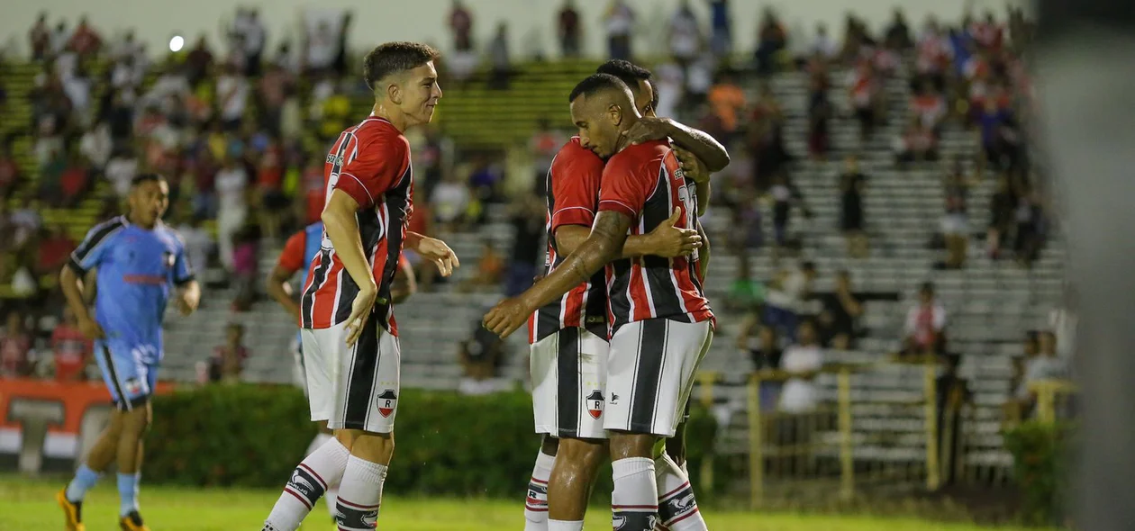Josué, Jú Alagoano e Júnior Mandacarú comemorando gol do River