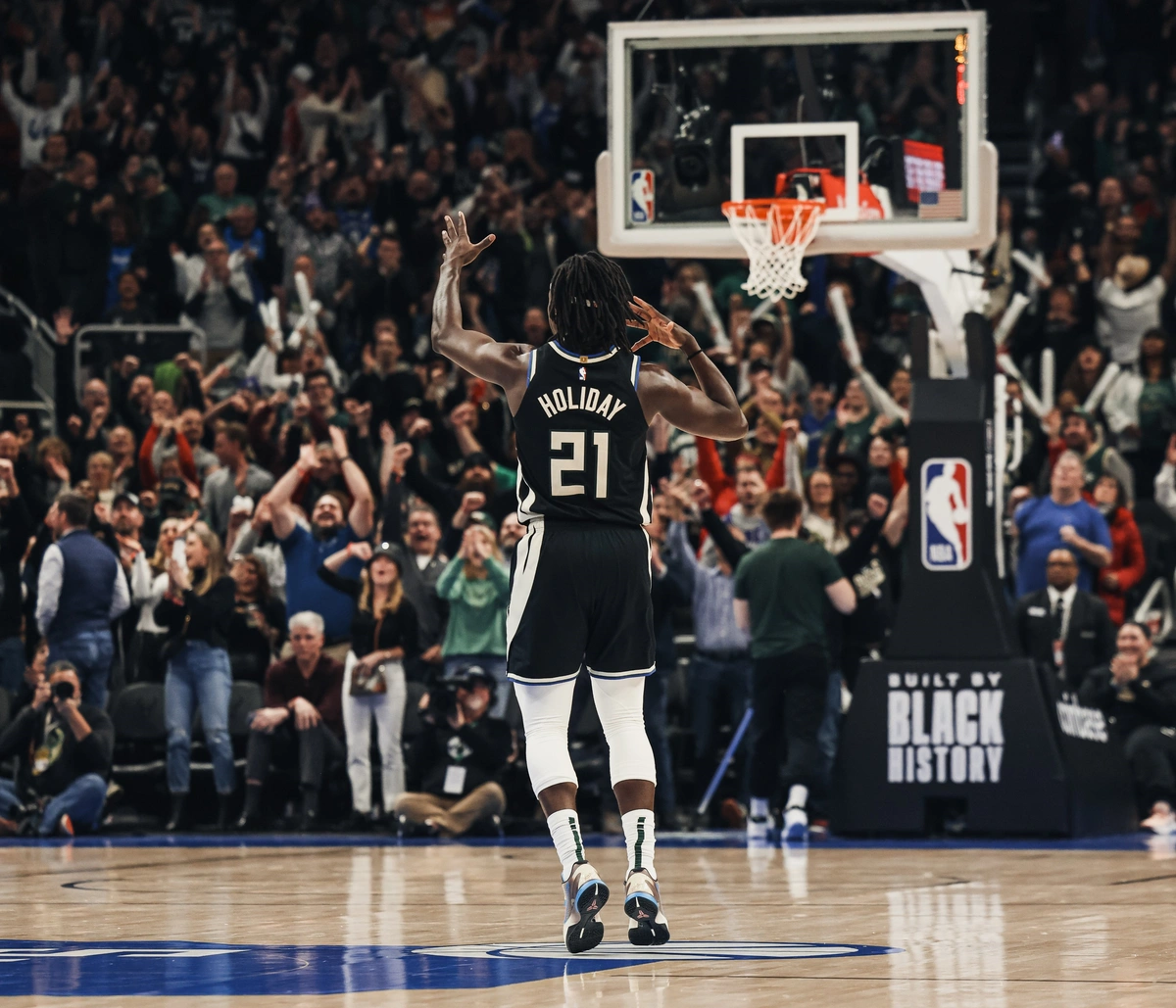 Jrue Holiday foi o cestinha da partida com 40 pontos