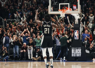 Jrue Holiday foi o cestinha da partida com 40 pontos